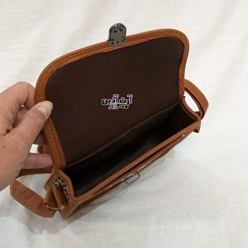 کیف سنتی ترمه پاسپورتی دخترانه رنگ کرم طرح بته جقه کد : 4 – 507 — تصویر ۸