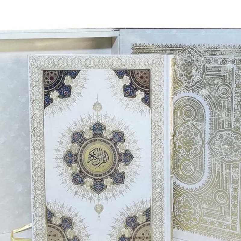 قرآن رحلی گالینگور سفید جعبه دار پلاک خورشیدی نفیس — تصویر ۳
