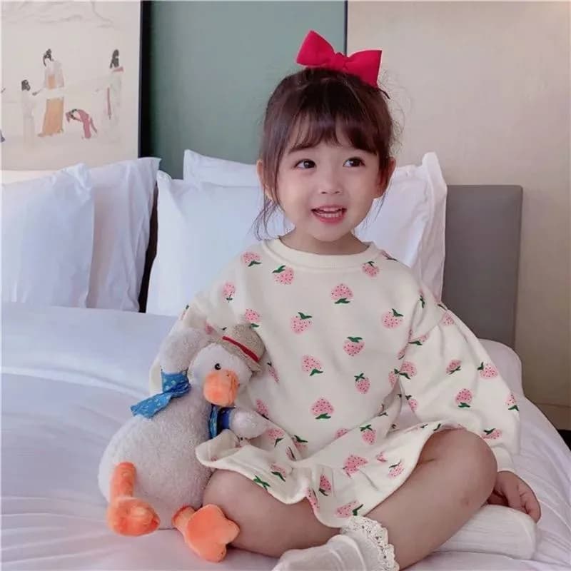 پیراهن بچه گانه دخترانه طرح توت فرنگی — تصویر ۳