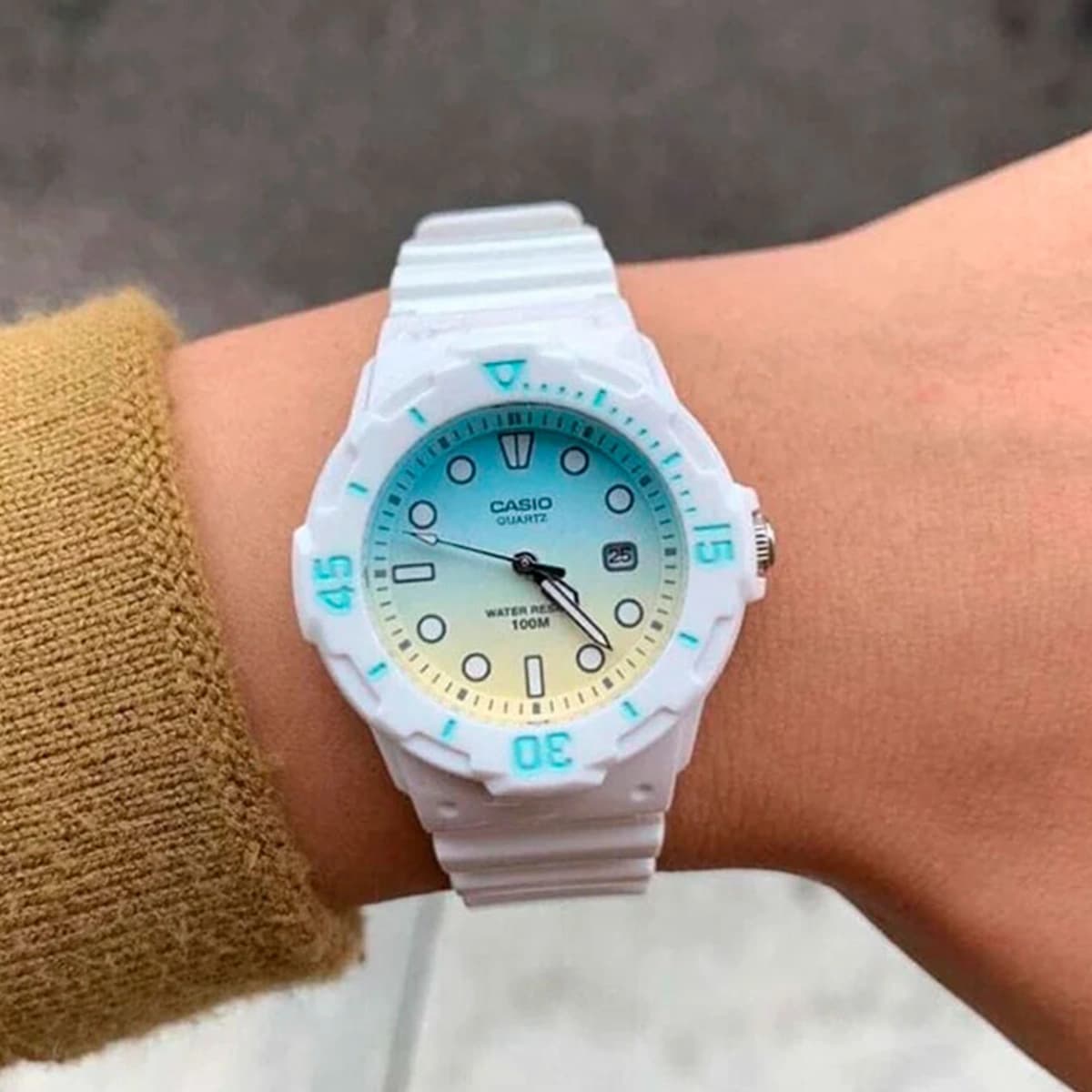 ساعت مچی زنانه کاسیو مدل Casio LRW-200H-2E2V — تصویر ۴