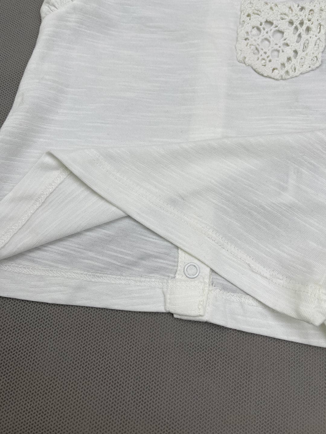 تاپ دخترانه نخ پنبه سفید برند جیمو کد A3045 — تصویر ۳