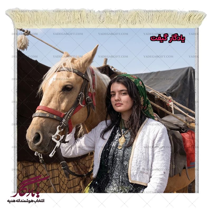 تابلو فرش ماشینی طرح ایرانی دختر قشقایی کد i66 — تصویر ۳