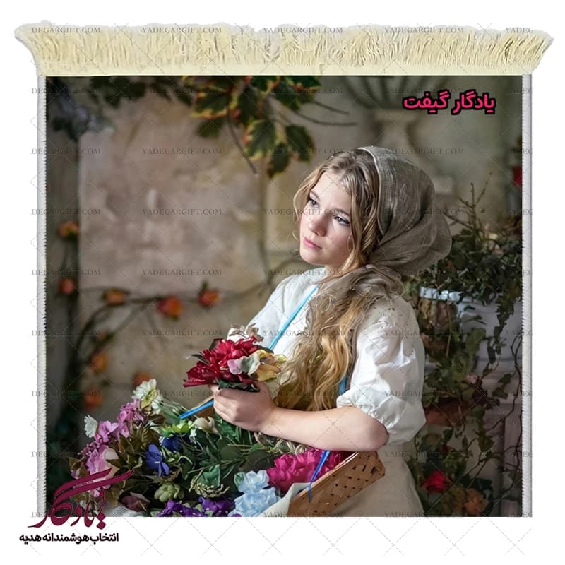 تابلو فرش ماشینی طرح دوشیزه گلفروش بینوا کد d64 — تصویر ۳
