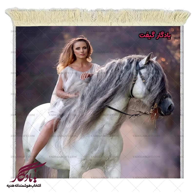 تابلو فرش ماشینی طرح دوشیزه و اسب در مه کد d58 — تصویر ۳