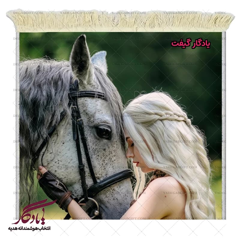 تابلو فرش ماشینی طرح دوشیزه روس و اسب کد d57 — تصویر ۳
