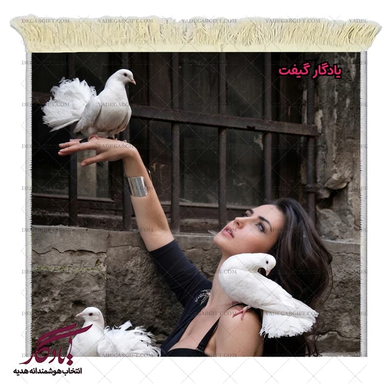 تابلو فرش ماشینی طرح دوشیزه و کبوتر کد d34 — تصویر ۳