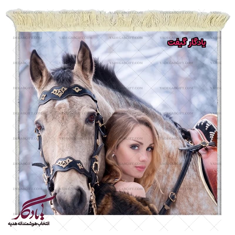 تابلو فرش ماشینی طرح دوشیزه اسب رومانتیک کد d21 — تصویر ۳