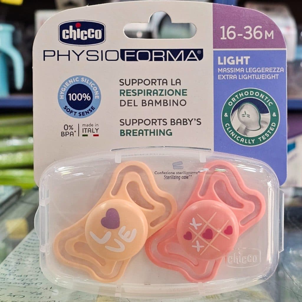 پستانک چیکو ارتدنسی شبرنگی ۲عددی سایز 16_36m فیزیو فورما chicco طرح لاو love — تصویر ۲