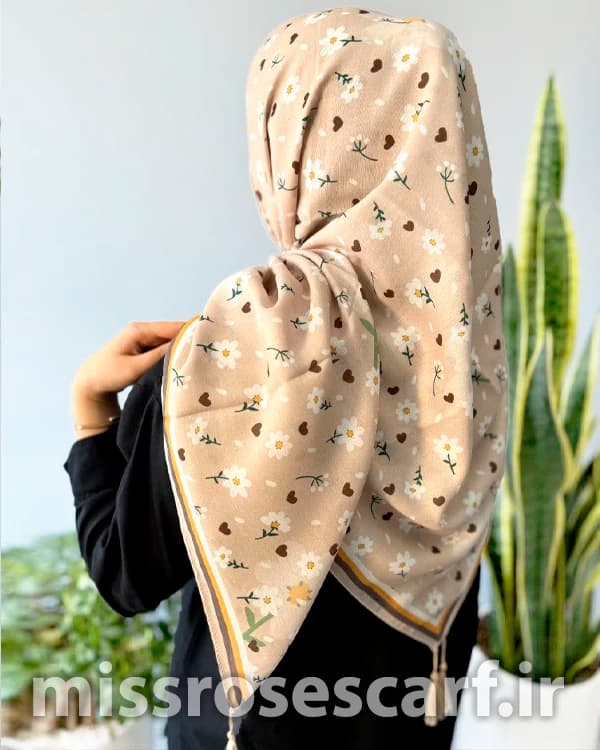 روسری قواره 120 طرح Gilda — تصویر ۳