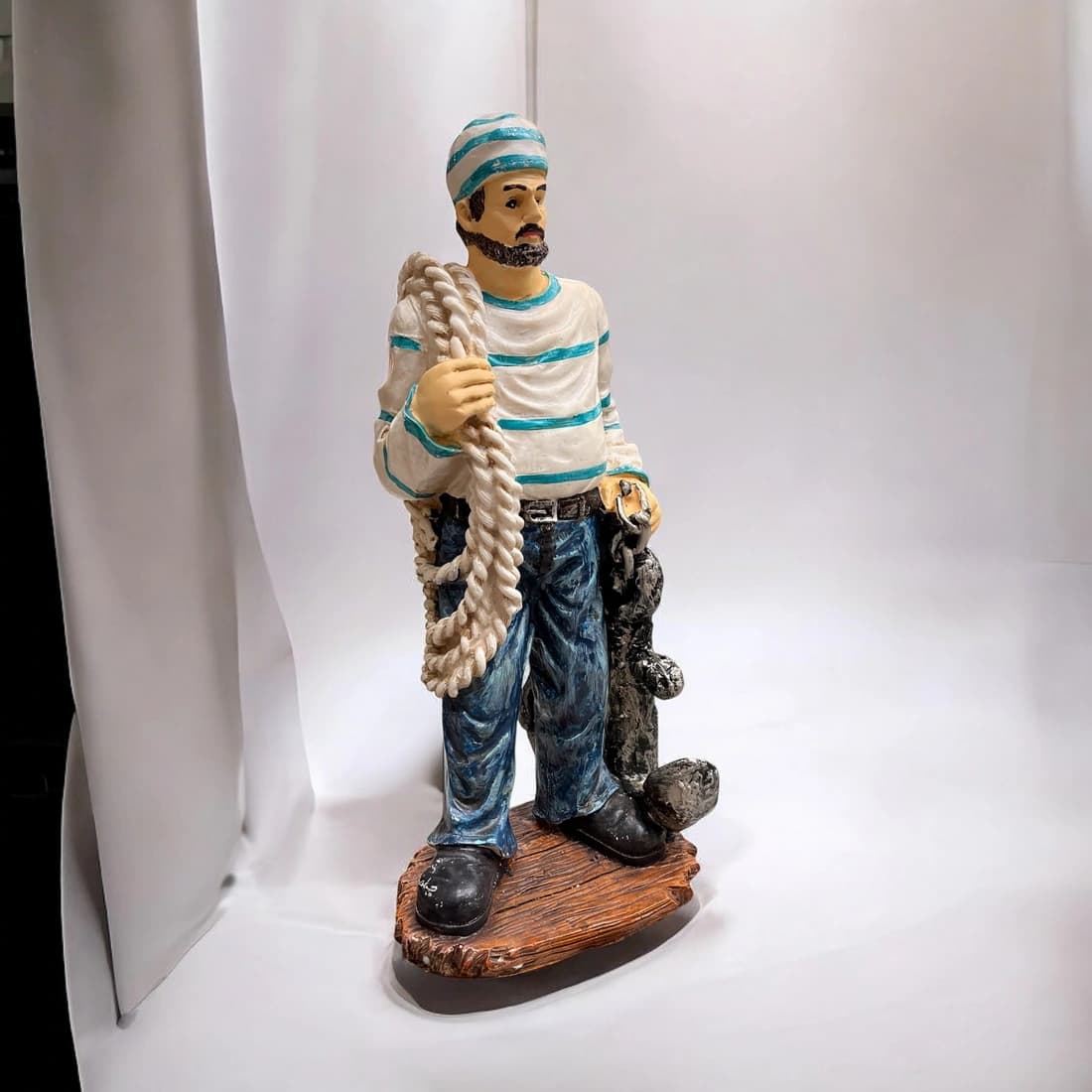 مجسمه ماهیگیر لنگردار