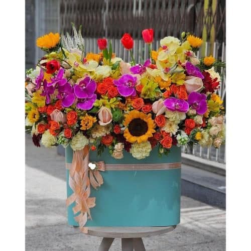سبد و دسته گل برای گل بزرگ و لوکس برای تبریک تولد 9713 — تصویر ۲