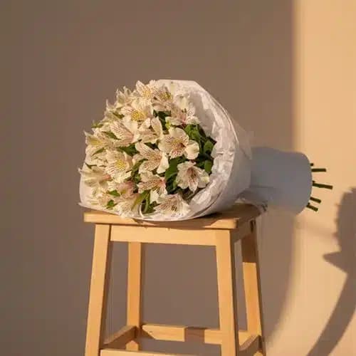 دسته گل گرد با کاغذ پیچی مینیمال و گل‌های فصلی هورتانسیا و بابونه