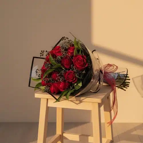 دسته گل رز قرمز خاص با تزیین شمشاد – موژان|گلفروشی آنلاین