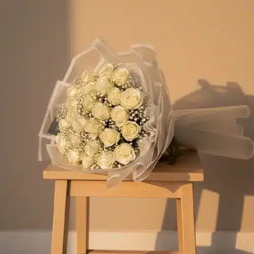 دسته گل رز سفیدبا تزئین عروس – موژان|گلفروشی آنلاین