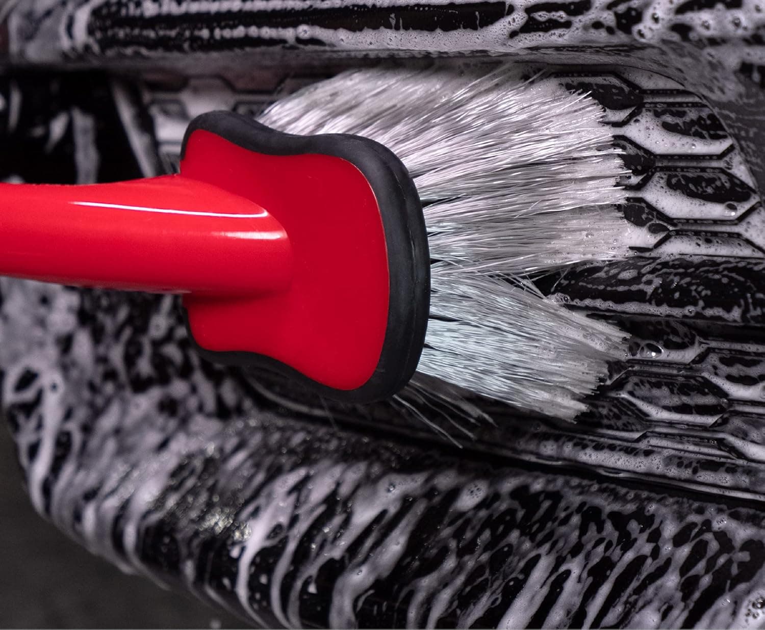 برس شستشو بلند مادرز – Mothers Fender Well Brush — تصویر ۳