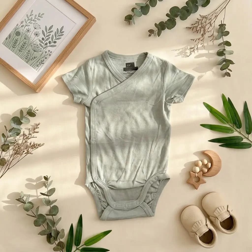 بادی آستین کوتاه نوزادی وارداتی یقه هفت ساده رنگ سبز پسته ای برند H&M