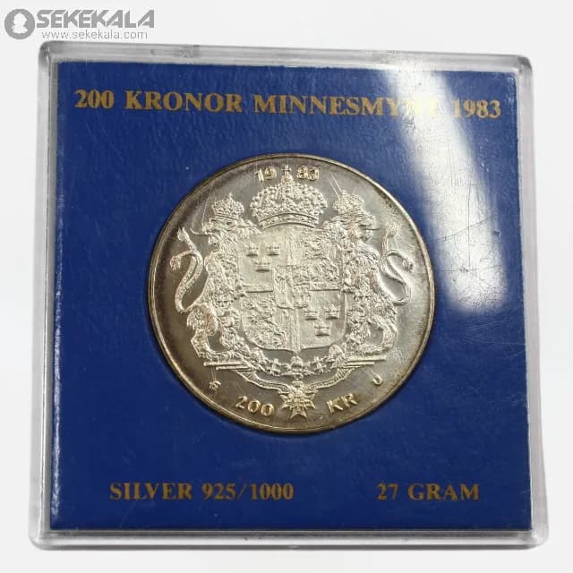 سکه 200 کرون نقره پروف سوئد 1983 (یادبود دهمین سالگرد سلطنت کارل گوستاو شانزدهم)(با قاب فابریک) — تصویر ۶