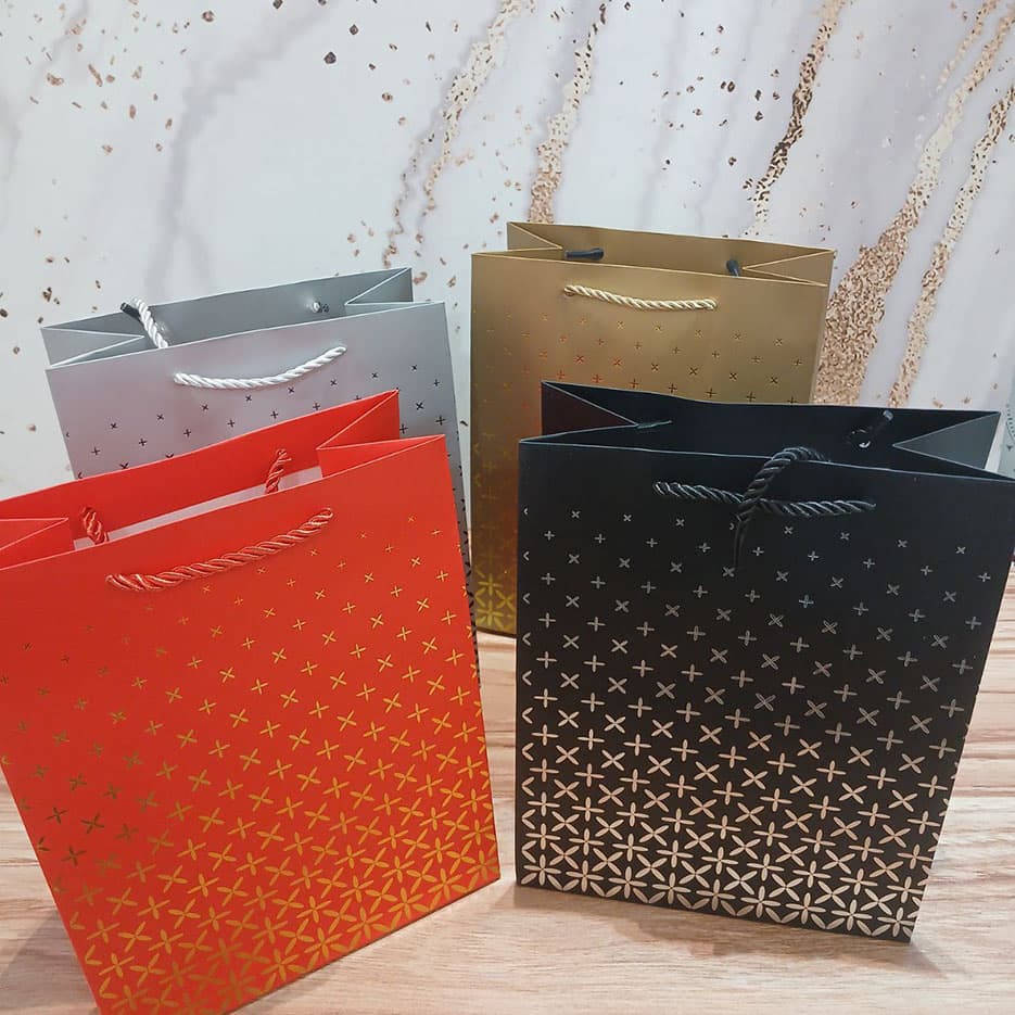 بگ و ساک دستی کادویی طرح ضربدری 18 در 23 در 10 – نقره ای — تصویر ۲