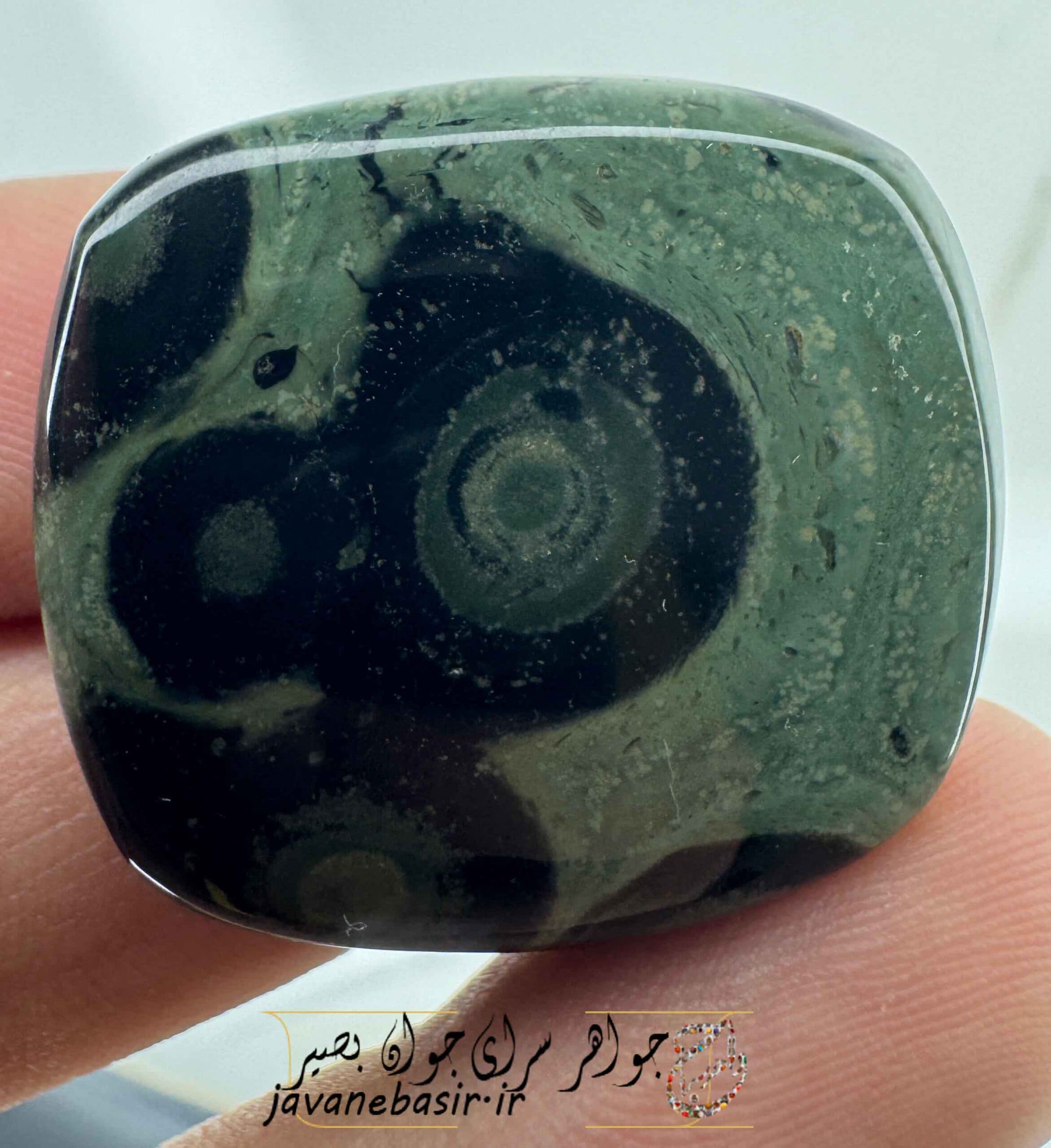 سنگ شاه فرعونی با چهره موجود ماورایی واضح