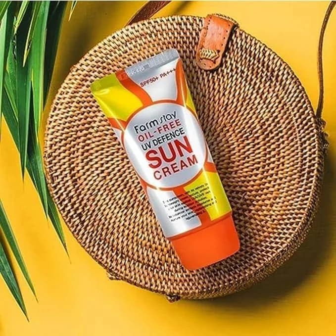 کرم ضد آفتاب بی رنگ فارم استی spf 50 مدل OIL-FREE مناسب پوست های مختلط و چرب حجم 70 میلی لیتر — تصویر ۴