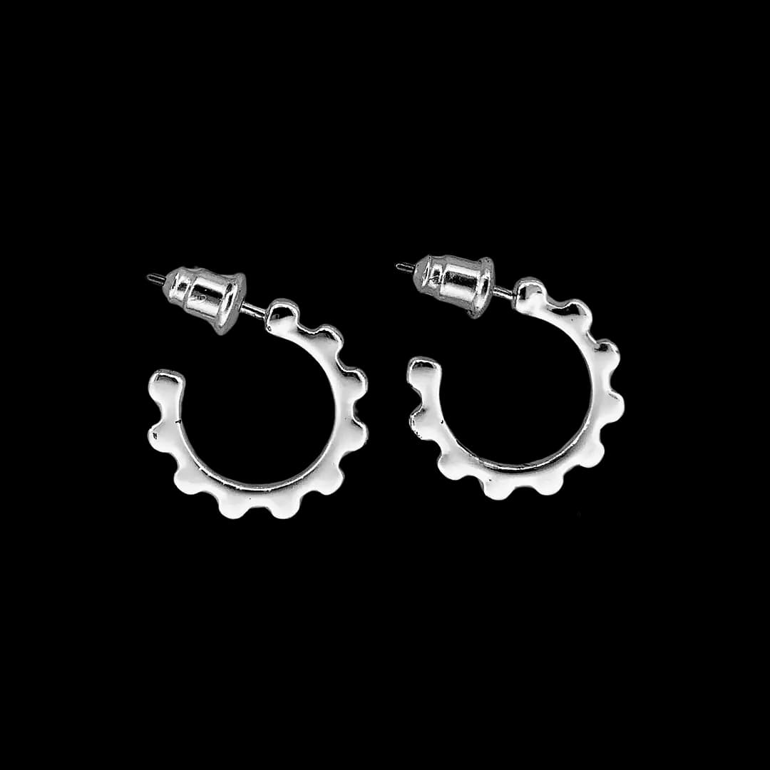 گوشواره میخی نیم‌حلقه طرح چرخ‌دنده (Gear Hoop) — تصویر ۳