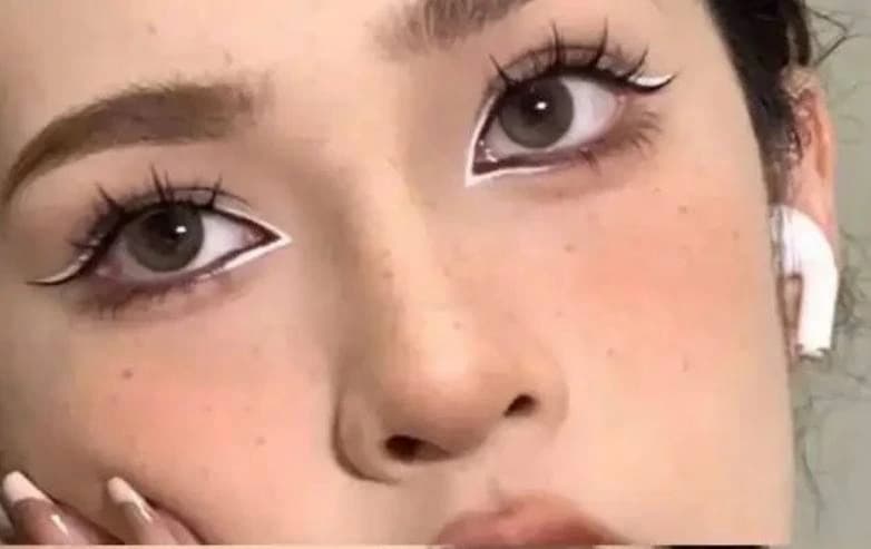 مداد چشم شمعی ضدآب آرت اسکین مدل Silky Eyeliner — تصویر ۳