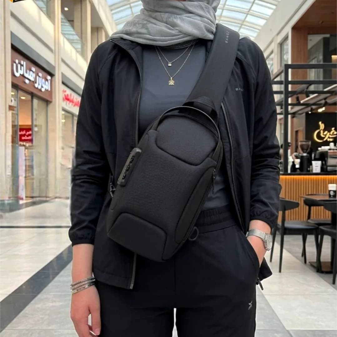 بادی بگ مردانه بنج ضد آب با قفل رمزدار رنگ مشکی و طوسی و سبز و سورمهای — تصویر ۵