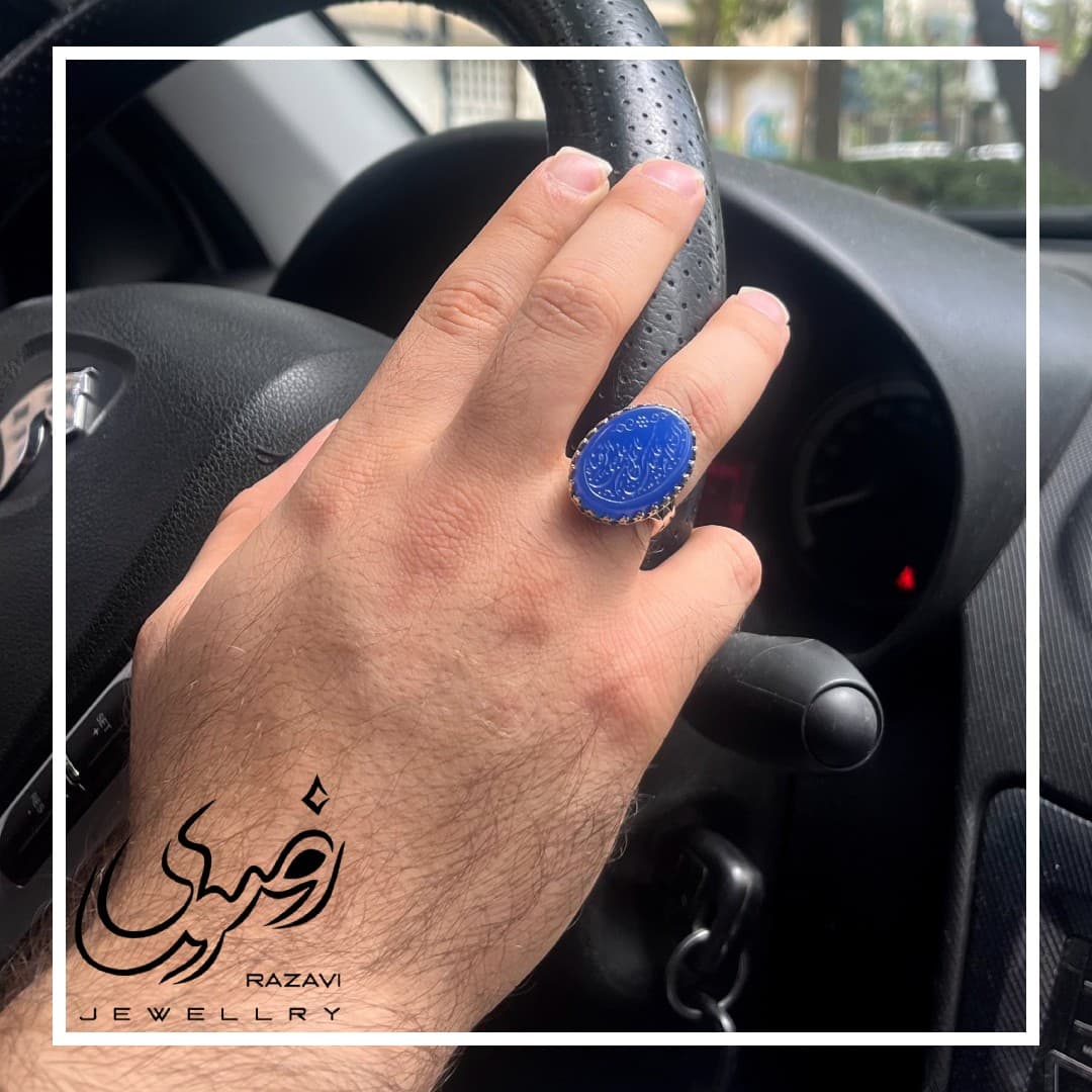 انگشتر نقره مردانه عقیق آبی طرح نیزه یارضا — تصویر ۶