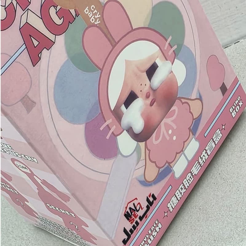 آویز عروسکی ناب سل مدل کرای بیبی ارتفاع 15 سانتی متر CRYBABY NAAB001 به همراه جاسوییچی — تصویر ۳