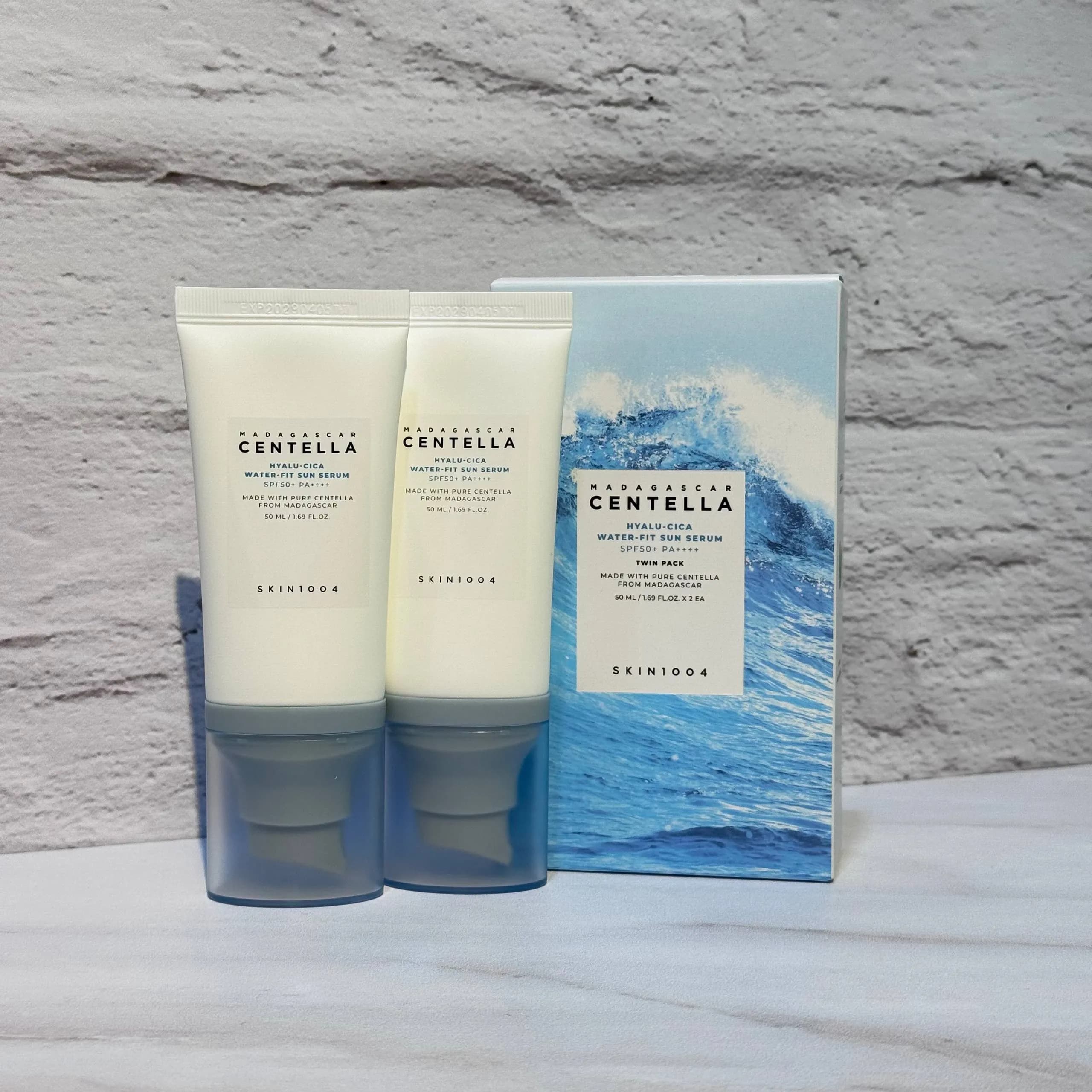 پک دوتایی سرم ضدآفتاب هیالو سیکا اسکین 1004 50 + 50 میل Skin1004 Madagascar Centella Hyalu-cica Water-fit Sun Serum — تصویر ۲