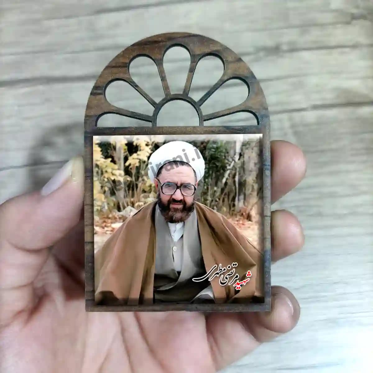 تندیس کاشی پنجره ای شهید مرتضی مطهری مدل 2Z62 — تصویر ۳