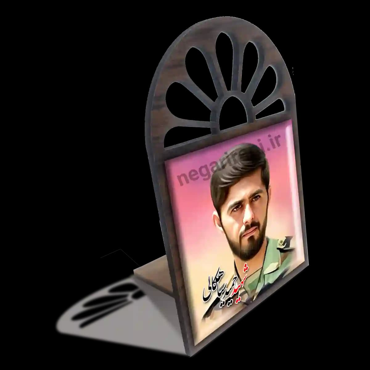 تندیس کاشی پنجره ای شهید حمید سیاهکالی مدل 2Z56 — تصویر ۴
