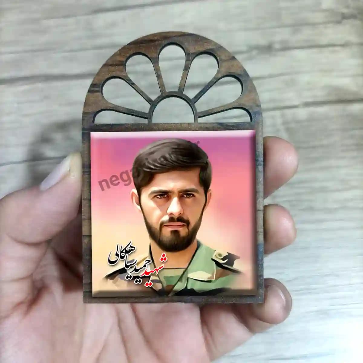 تندیس کاشی پنجره ای شهید حمید سیاهکالی مدل 2Z56 — تصویر ۳