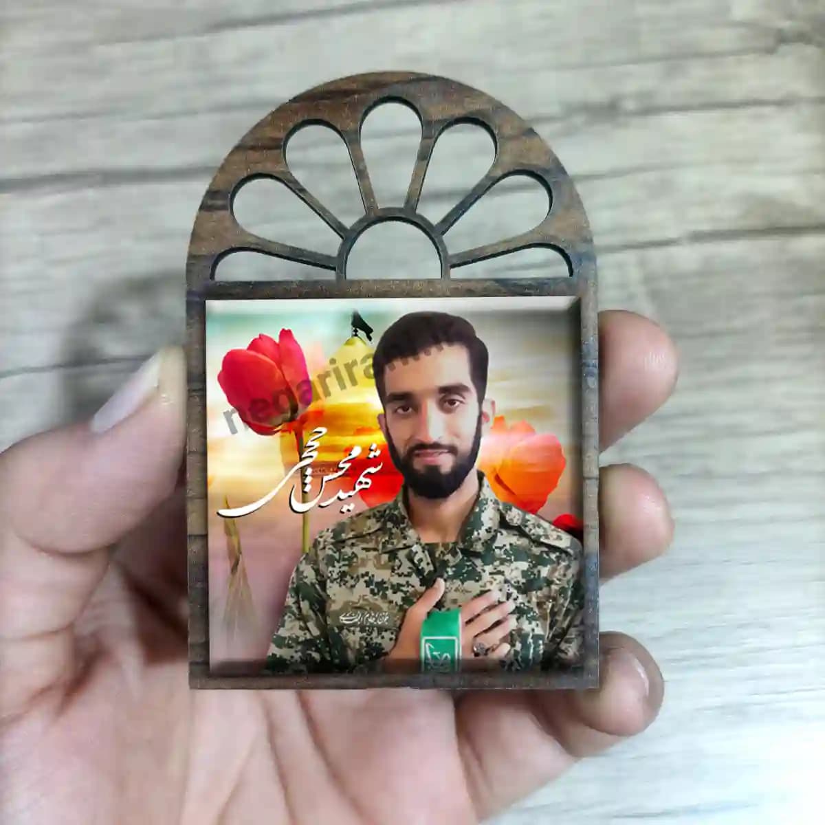 تندیس کاشی پنجره ای شهید محسن حججی مدل 2Z55 — تصویر ۳