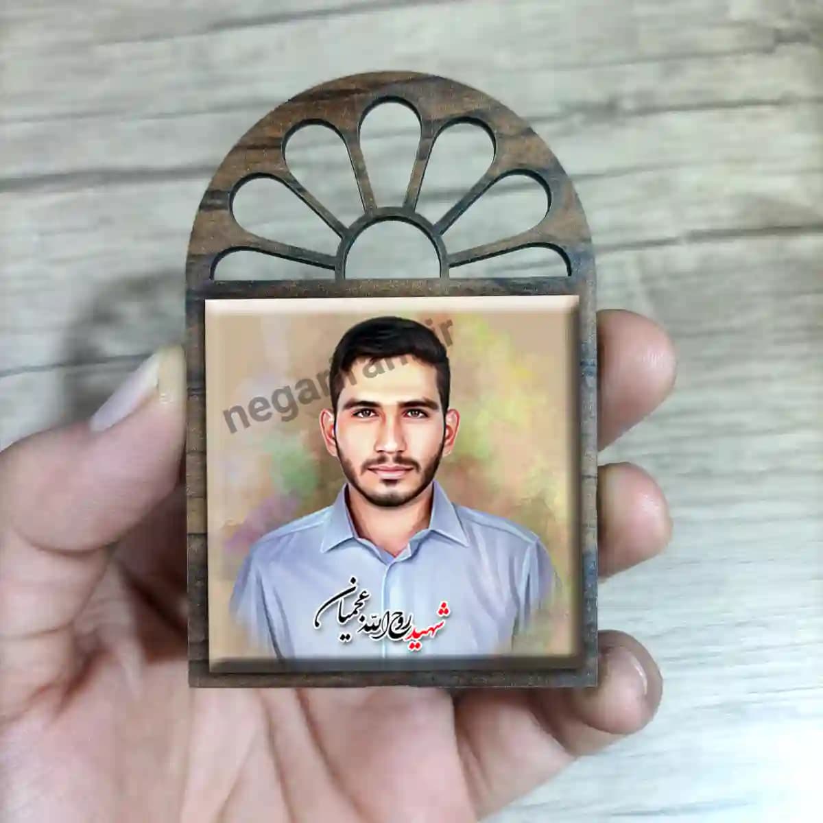 تندیس کاشی پنجره ای شهید روح الله عجمیان مدل 2Z52 — تصویر ۳