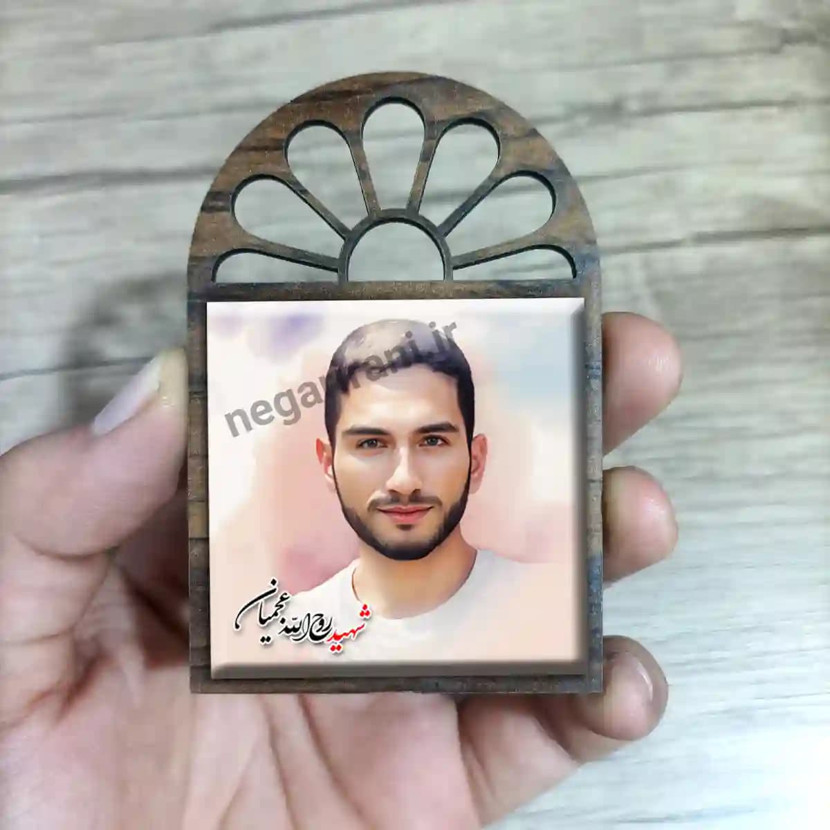 تندیس کاشی پنجره ای شهید روح الله عجمیان مدل 2Z51 — تصویر ۳