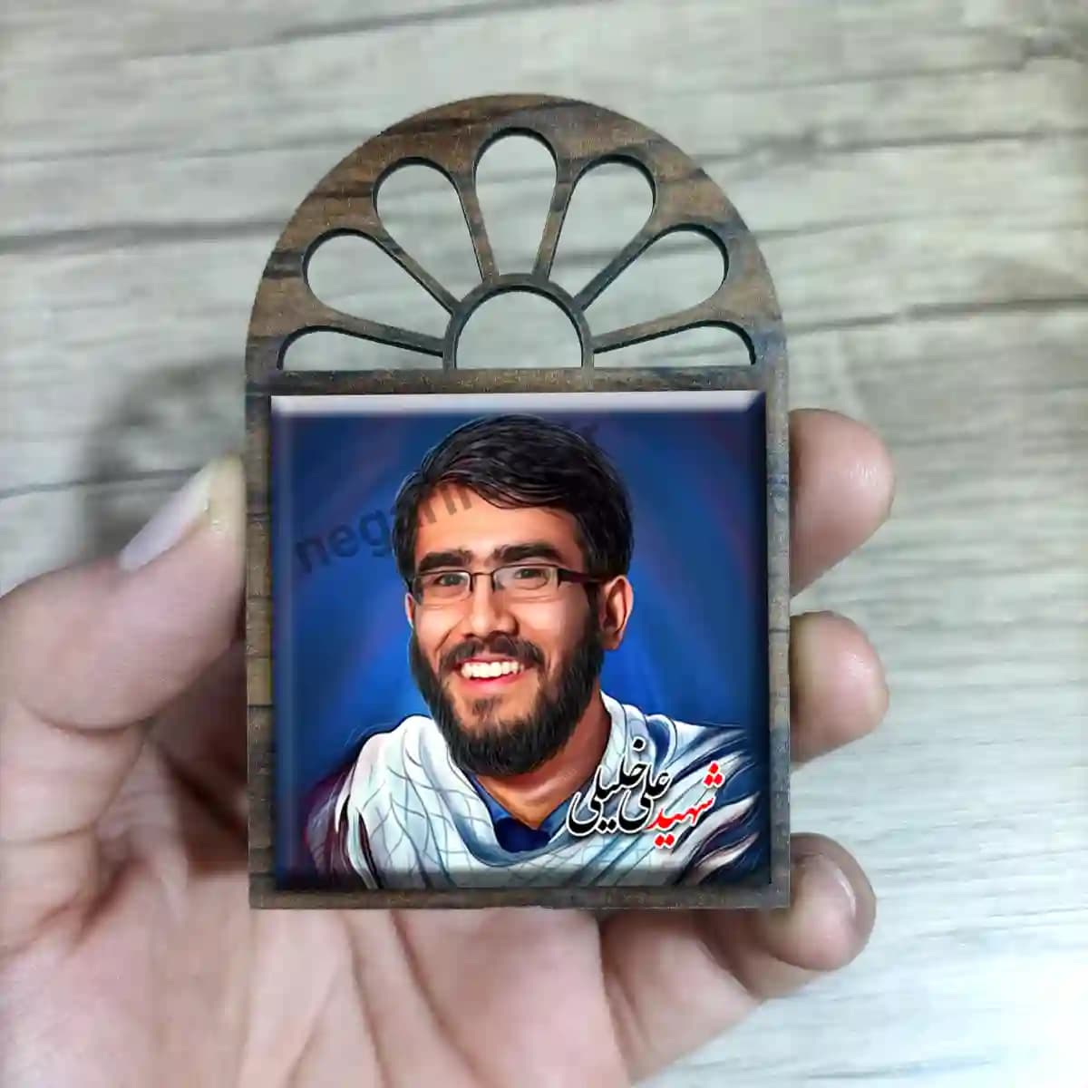 تندیس کاشی پنجره ای شهید علی خیلیلی مدل 2Z49 — تصویر ۳