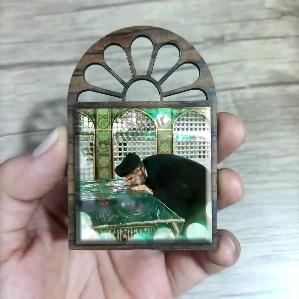 تندیس کاشی پنجره ای شهید رئیسی داخل ظریح امام رضا مدل 2Z48 — تصویر ۳