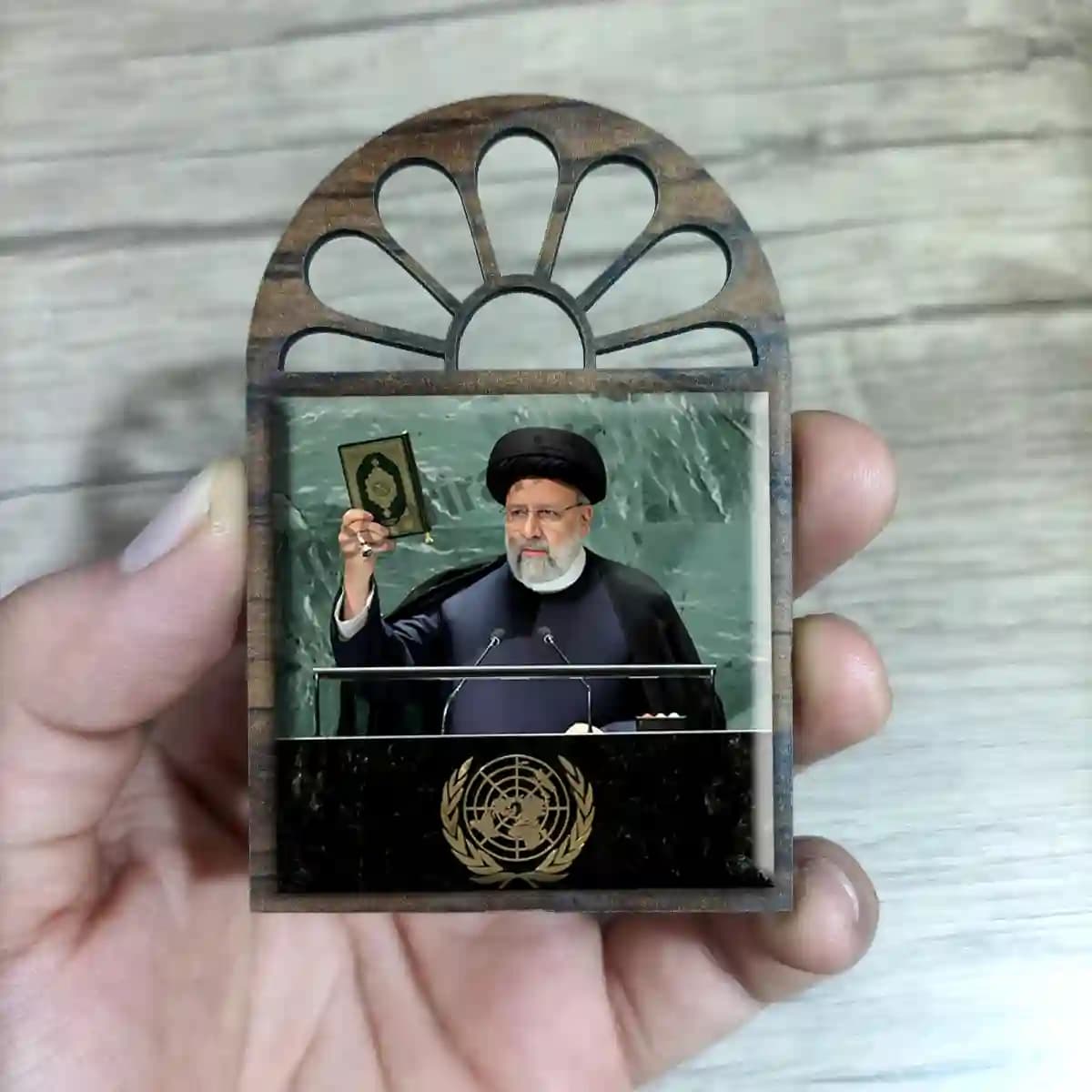 تندیس کاشی پنجره ای شهید رئیسی در سازمان ملل مدل 2Z47 — تصویر ۳