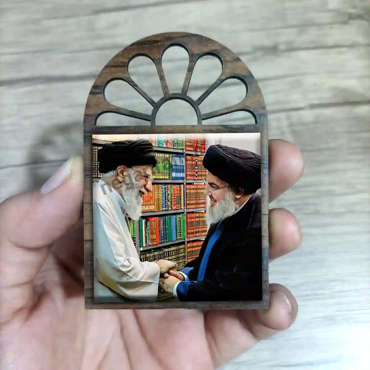 تندیس کاشی پنجره ای شهید نصرالله و رهبری مدل 2Z44 — تصویر ۳