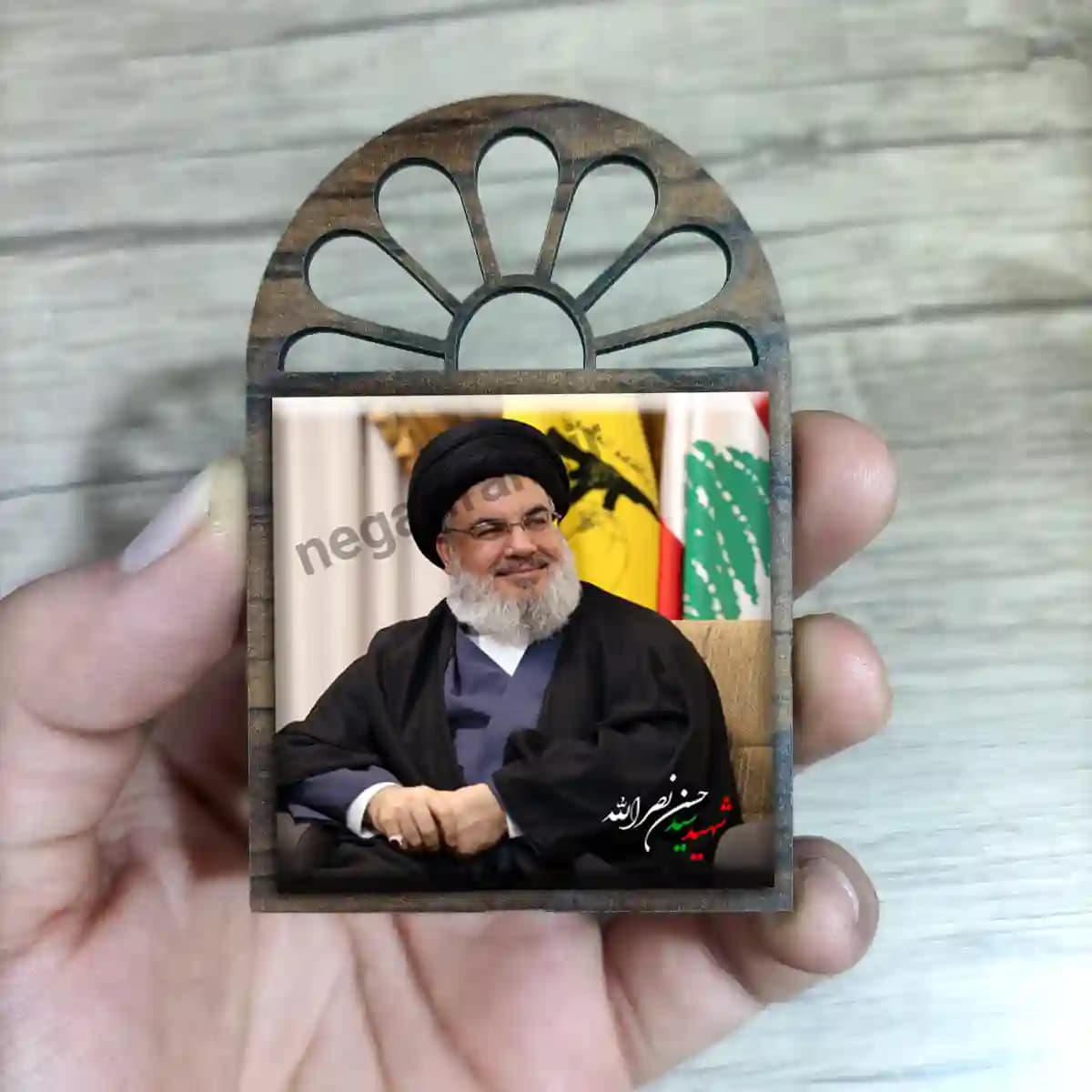 تندیس کاشی پنجره ای شهید سید حسن نصرالله مدل 2Z39 — تصویر ۳