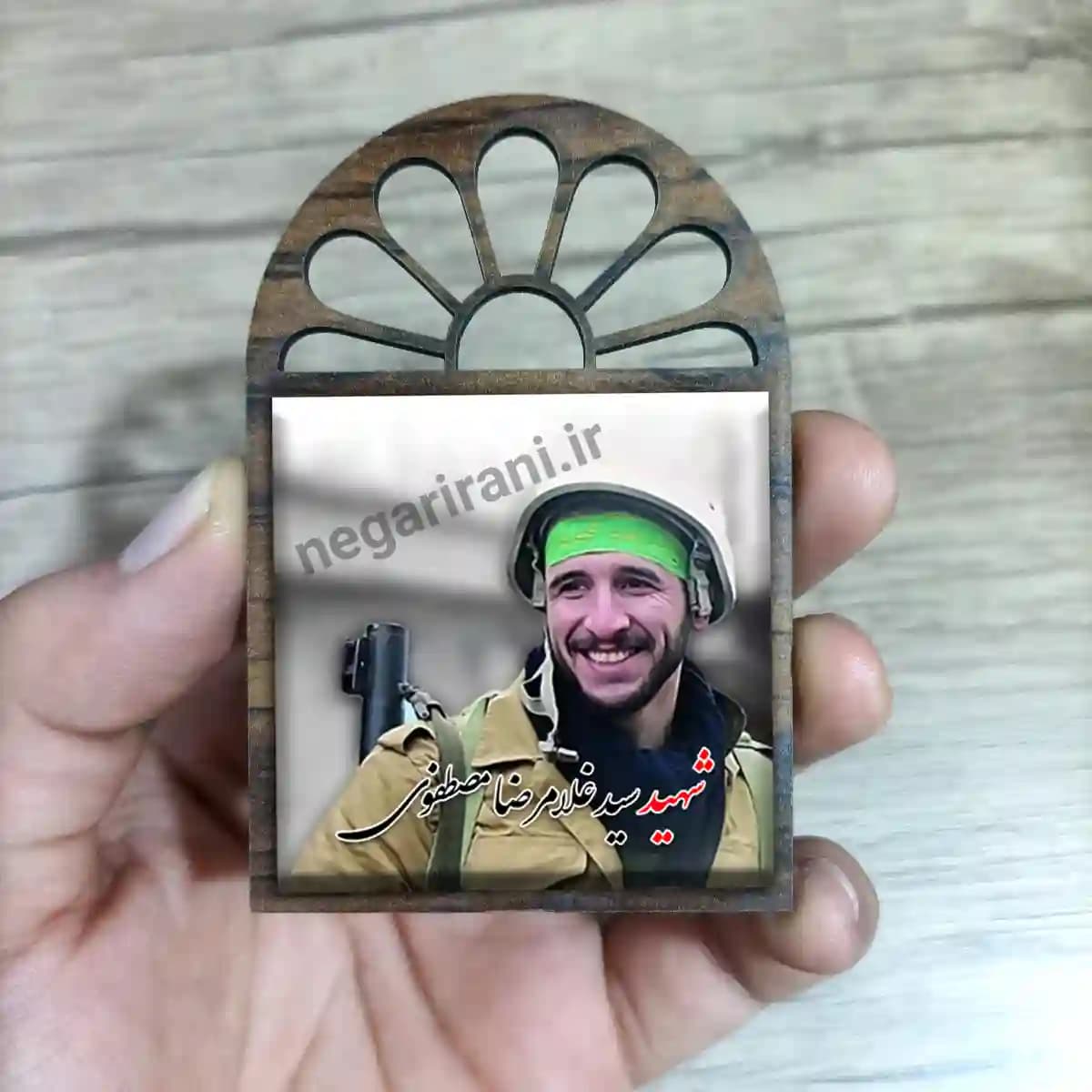 تندیس کاشی پنجره ای شهید سید غلامرضا مصطفوی مدل 2Z27 — تصویر ۲