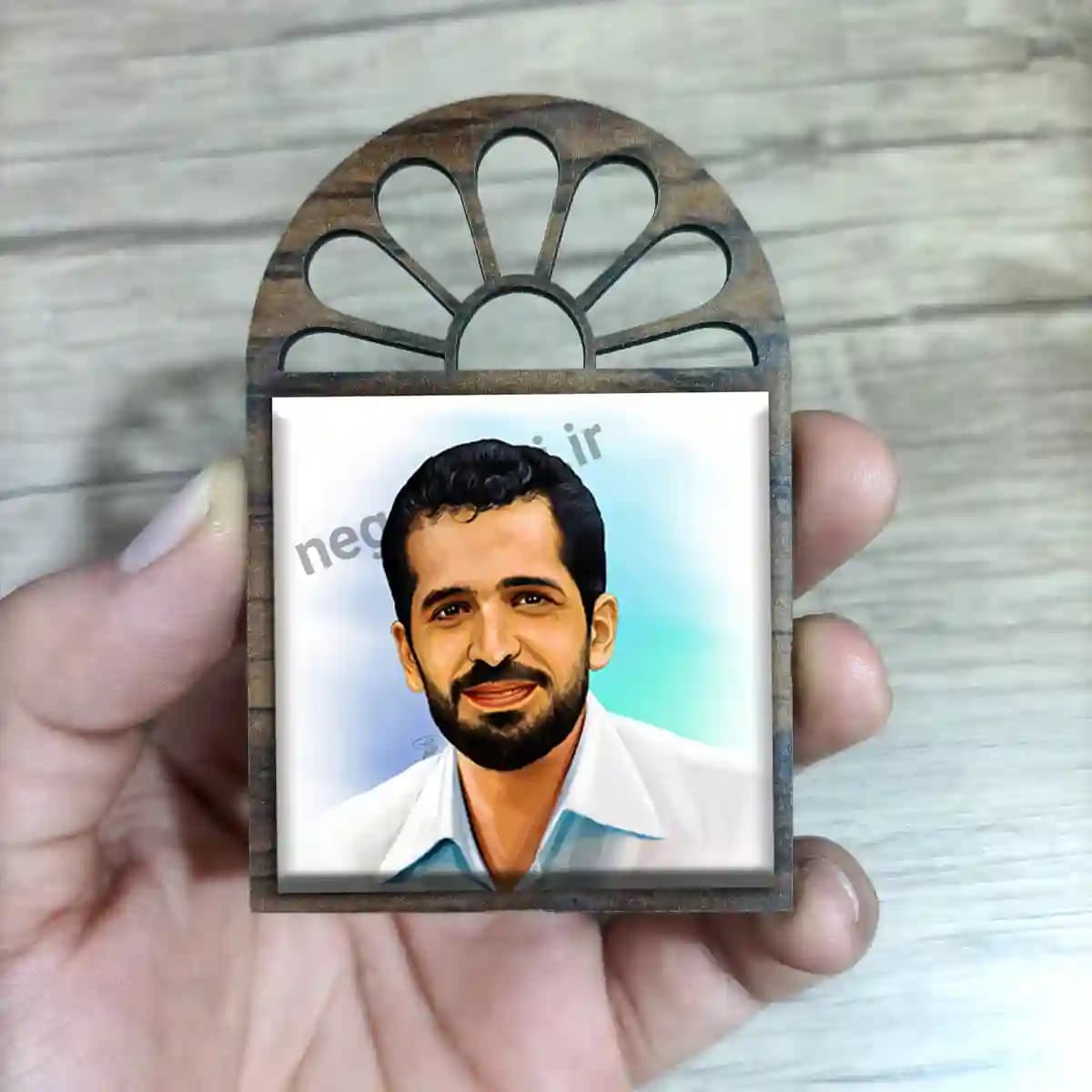 تندیس کاشی پنجره ای شهید احمدی روشن مدل 2Z20 — تصویر ۳