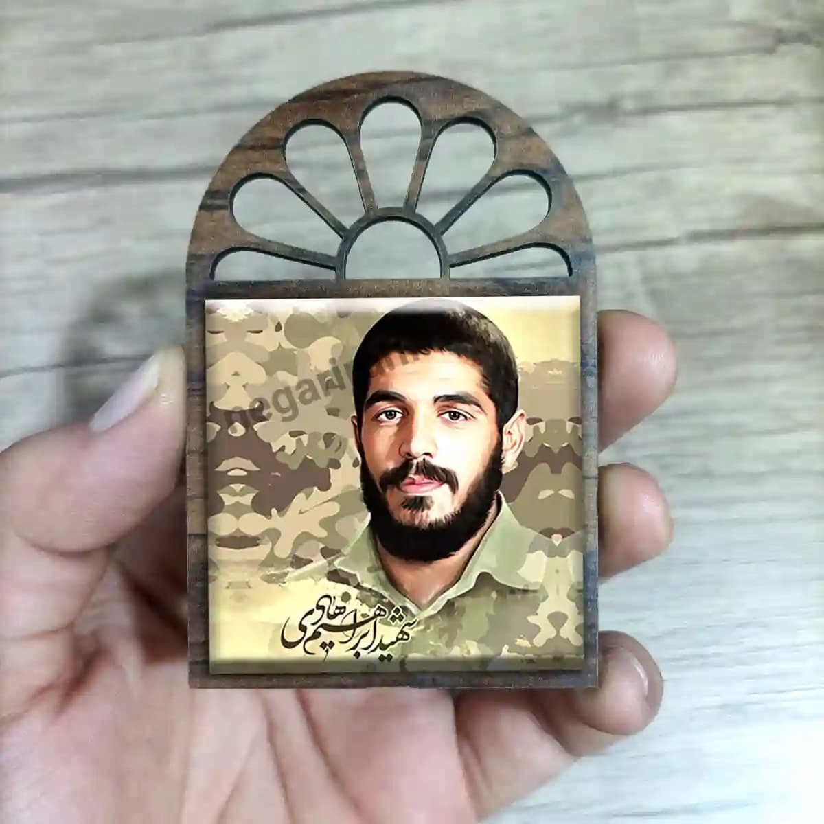 تندیس کاشی پنجره ای شهید ابراهیم هادی مدل 2Z14 — تصویر ۳