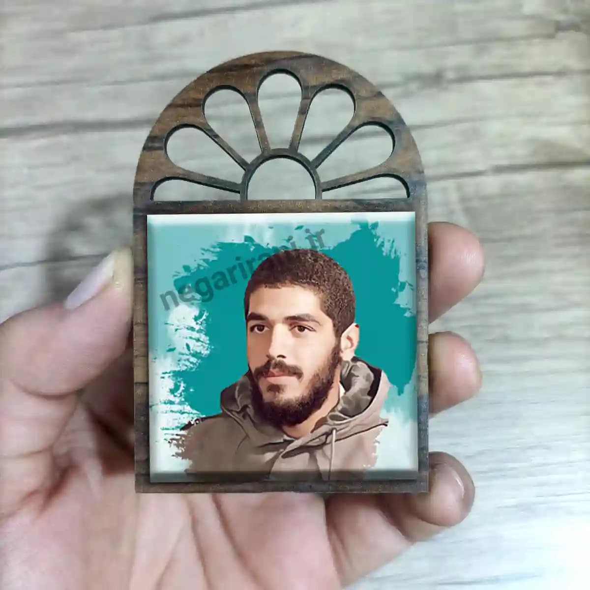 تندیس کاشی پنجره ای شهید ابراهیم هادی مدل 2Z13 — تصویر ۳