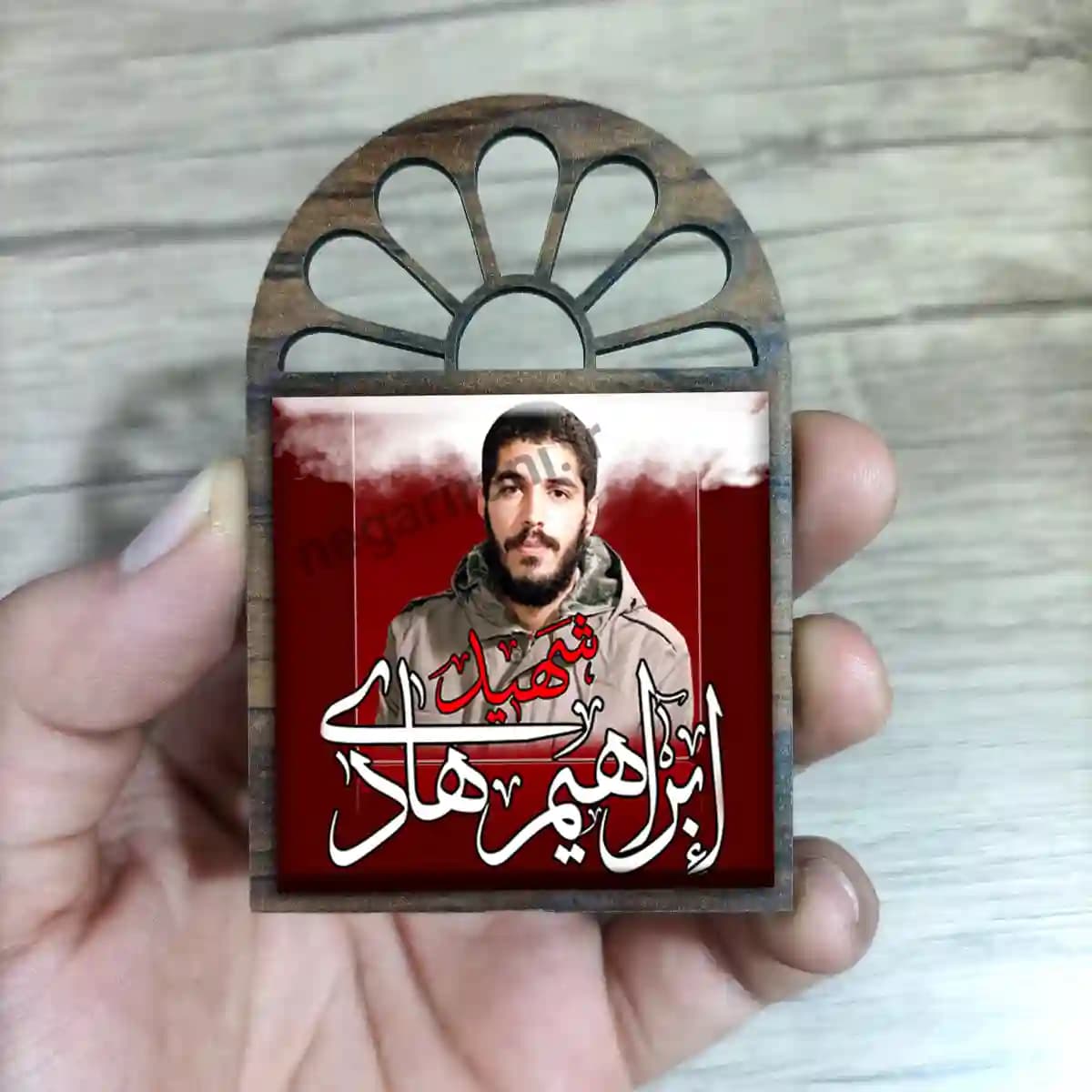 تندیس کاشی پنجره ای شهید ابراهیم هادی مدل 2Z9 — تصویر ۳