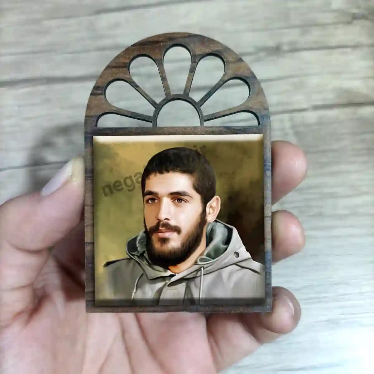 تندیس کاشی پنجره ای شهید ابراهیم هادی مدل 2Z4 — تصویر ۳