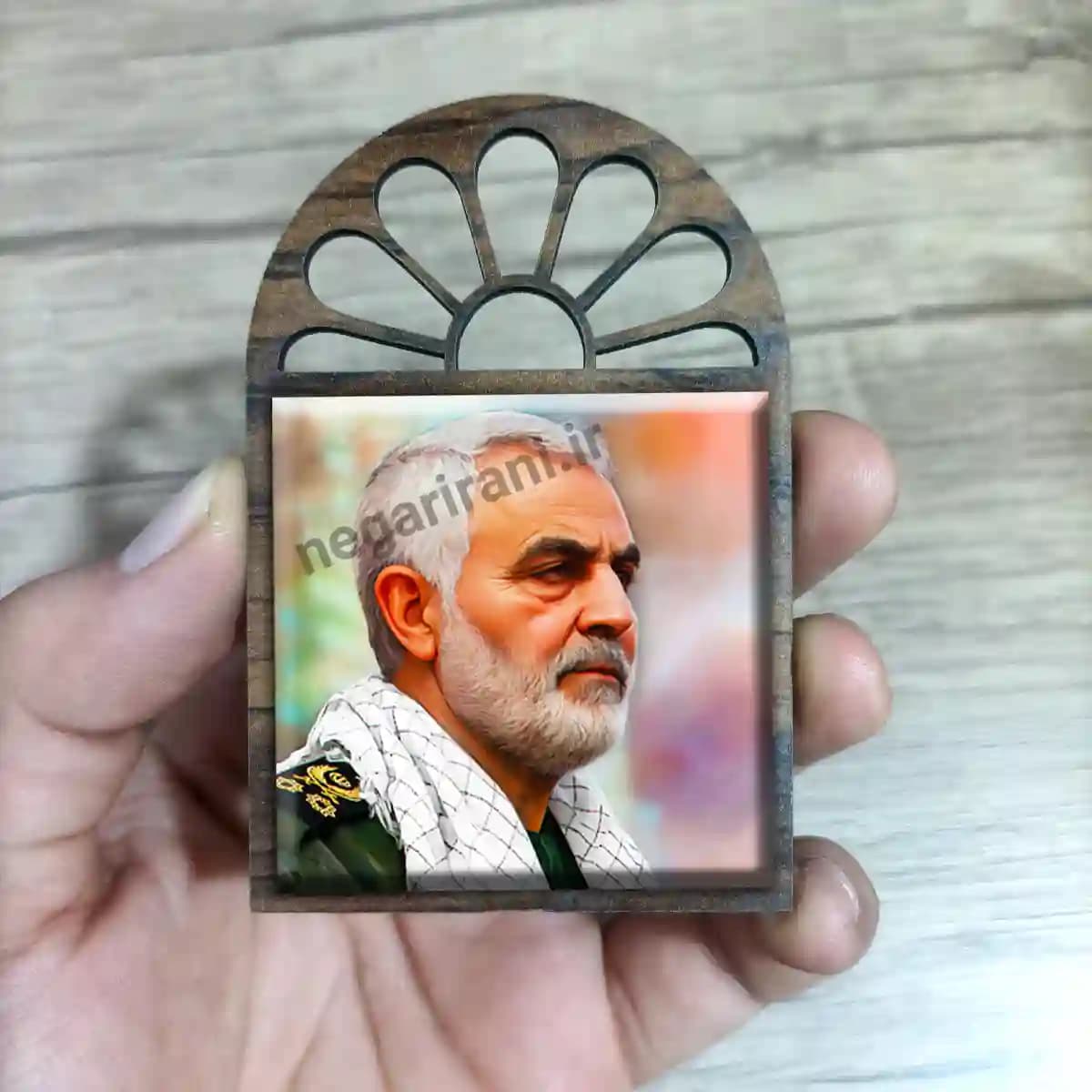 تندیس کاشی پنجره ای سردار سلیمانی مدل 2ZG141 — تصویر ۳