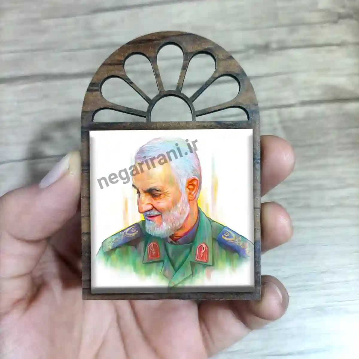 تندیس کاشی پنجره ای نقاشی حاج قاسم مدل 2ZG139 — تصویر ۳