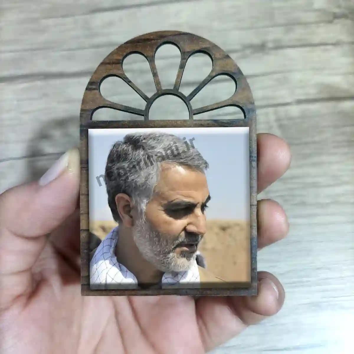 تندیس کاشی پنجره ای حاج قاسم سلیمانی مدل 2ZG120 — تصویر ۳